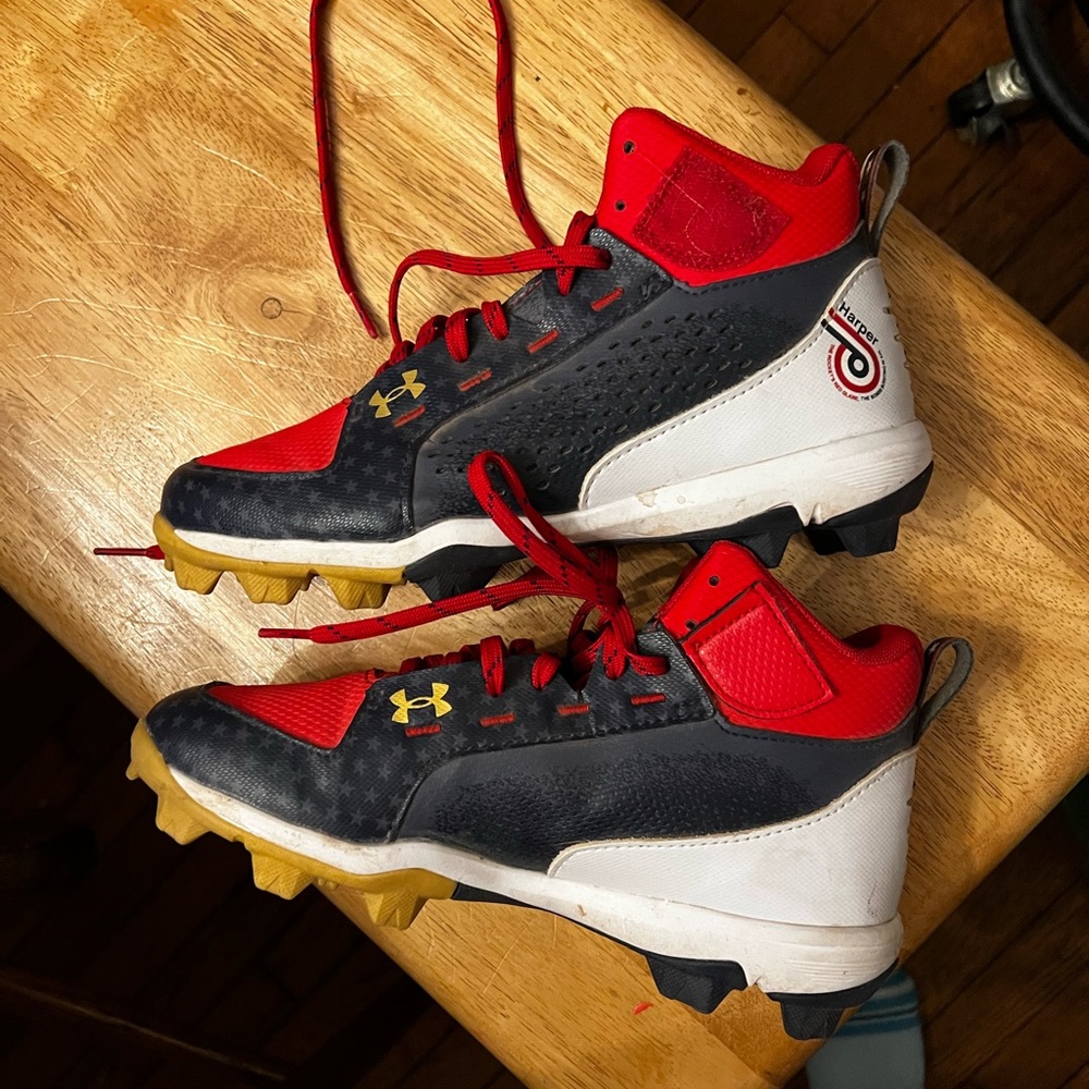 Under armor youth cleats. Be advised that the ankle strap was cut off.